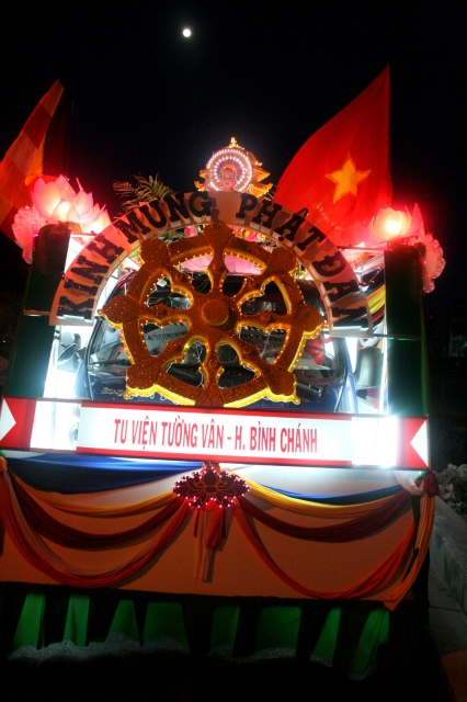 Chùm ảnh: Rực rỡ xe hoa Phật đản PL 2556 tại TP. HCM