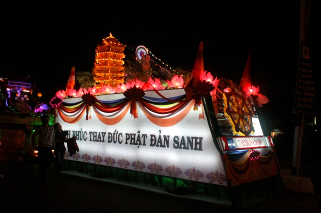 Chùm ảnh: Rực rỡ xe hoa Phật đản PL 2556 tại TP. HCM