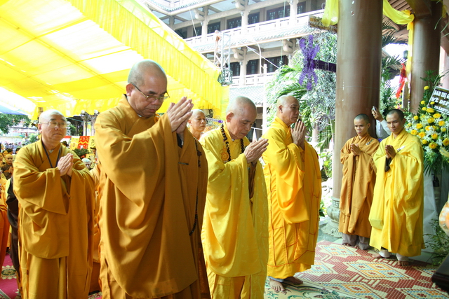 Chùm ảnh: Các đoàn viếng tang lễ HT. Thích Minh Châu - Chiều 07/09/2012 - Phần 1