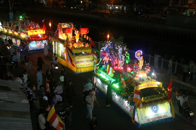 Chùm ảnh: Rực rỡ xe hoa Phật đản PL 2556 tại TP. HCM