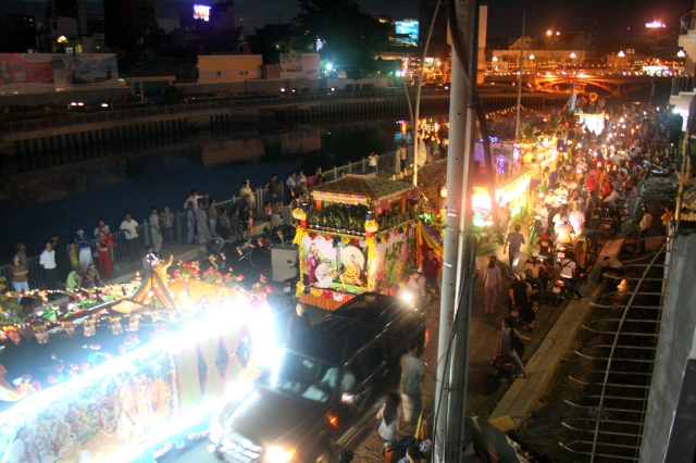 Chùm ảnh diễu hành xe hoa Phật đản: Phật đi vào đời