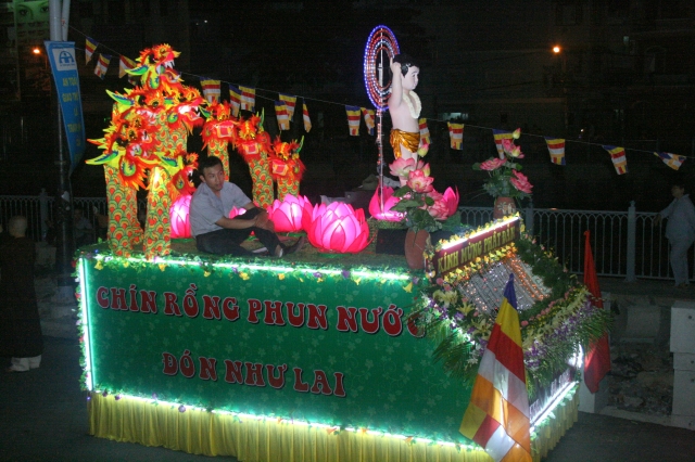 Chùm ảnh diễu hành xe hoa Phật đản: Phật đi vào đời