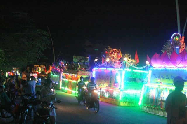 Chùm ảnh diễu hành xe hoa Phật đản: Phật đi vào đời