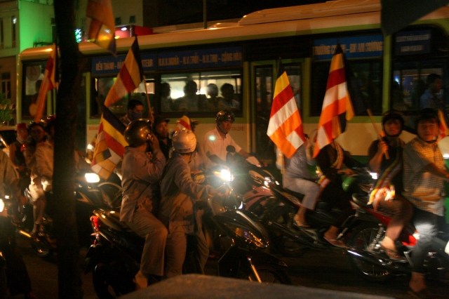 Chùm ảnh diễu hành xe hoa Phật đản: Phật đi vào đời