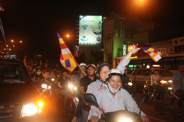 Chùm ảnh diễu hành xe hoa Phật đản: Phật đi vào đời