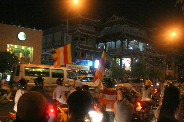 Chùm ảnh diễu hành xe hoa Phật đản: Phật đi vào đời