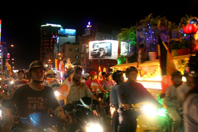 Chùm ảnh diễu hành xe hoa Phật đản: Phật đi vào đời