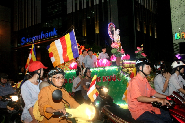 Chùm ảnh diễu hành xe hoa Phật đản: Phật đi vào đời