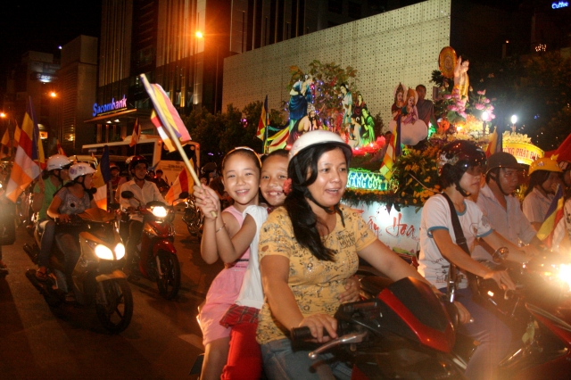 Chùm ảnh diễu hành xe hoa Phật đản: Phật đi vào đời