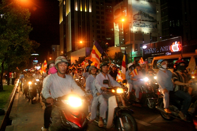 Chùm ảnh diễu hành xe hoa Phật đản: Phật đi vào đời