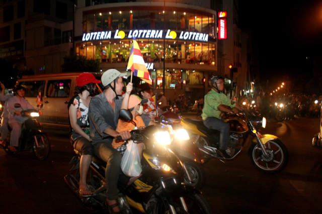 Chùm ảnh diễu hành xe hoa Phật đản: Phật đi vào đời