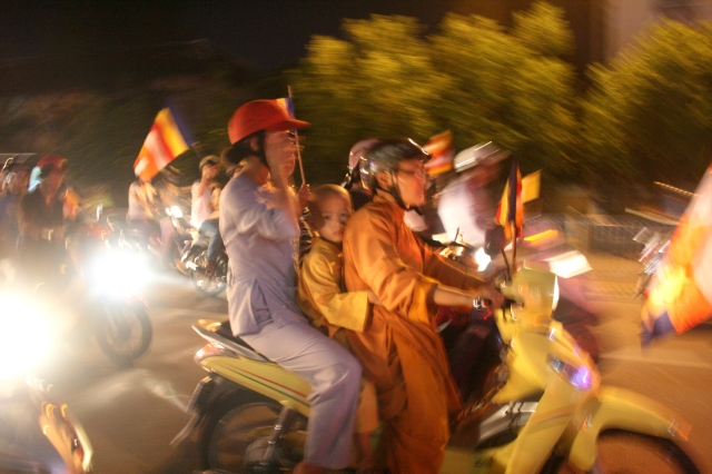 Chùm ảnh diễu hành xe hoa Phật đản: Phật đi vào đời