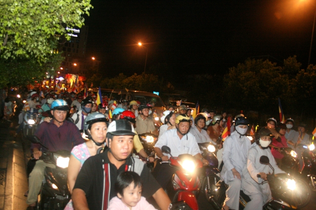 Chùm ảnh diễu hành xe hoa Phật đản: Phật đi vào đời