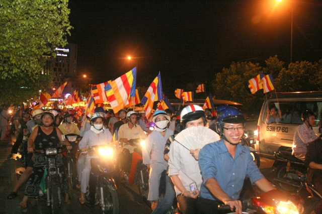 Chùm ảnh diễu hành xe hoa Phật đản: Phật đi vào đời