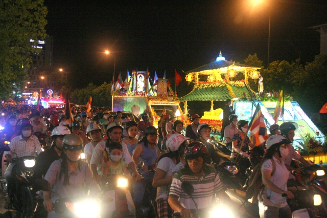 Chùm ảnh diễu hành xe hoa Phật đản: Phật đi vào đời