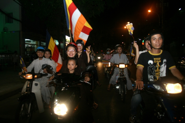 Chùm ảnh diễu hành xe hoa Phật đản: Phật đi vào đời