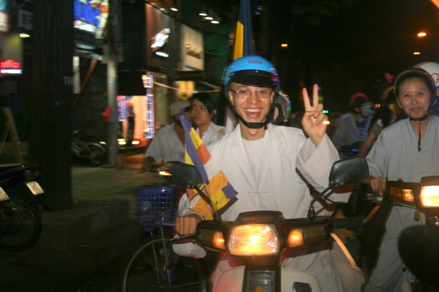 Chùm ảnh diễu hành xe hoa Phật đản: Phật đi vào đời