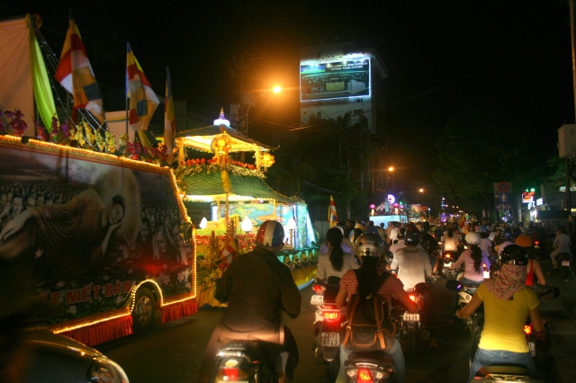 Chùm ảnh diễu hành xe hoa Phật đản: Phật đi vào đời