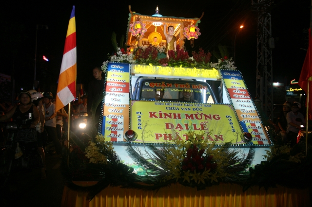 Chùm ảnh diễu hành xe hoa Phật đản: Phật đi vào đời