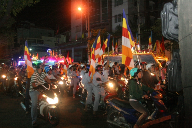 Chùm ảnh diễu hành xe hoa Phật đản: Phật đi vào đời