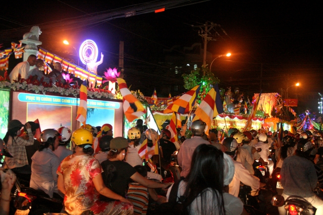 Chùm ảnh diễu hành xe hoa Phật đản: Phật đi vào đời