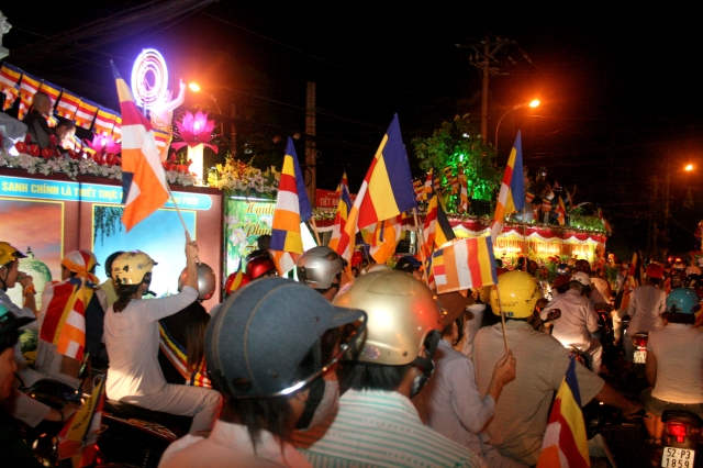 Chùm ảnh diễu hành xe hoa Phật đản: Phật đi vào đời