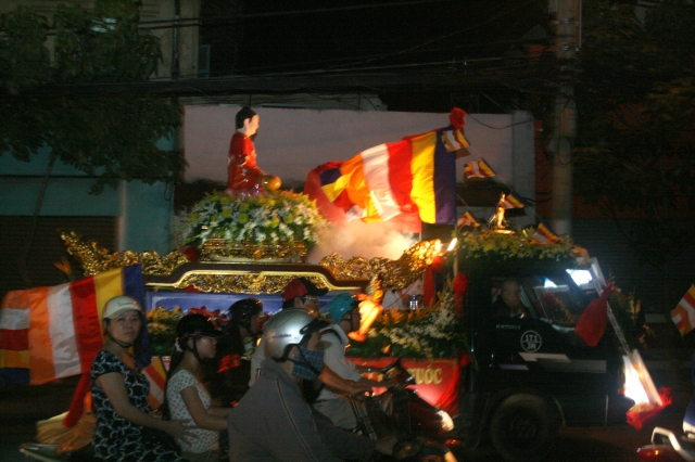 Chùm ảnh diễu hành xe hoa Phật đản: Phật đi vào đời