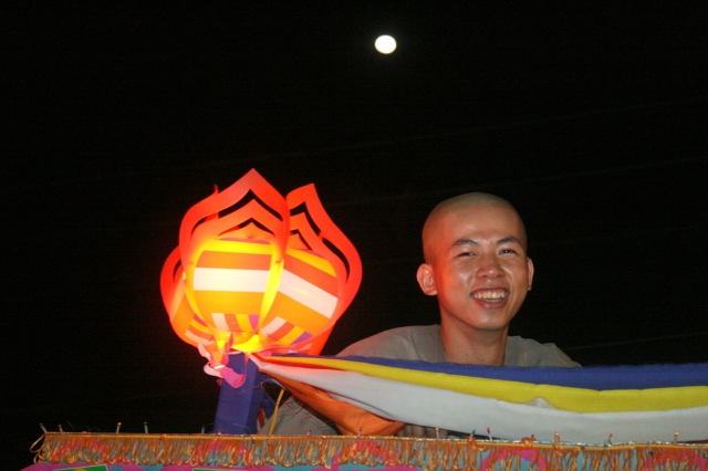 Chùm ảnh diễu hành xe hoa Phật đản: Phật đi vào đời