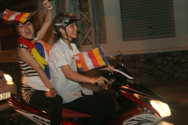 Chùm ảnh diễu hành xe hoa Phật đản: Phật đi vào đời