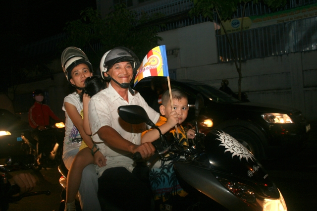 Chùm ảnh diễu hành xe hoa Phật đản: Phật đi vào đời