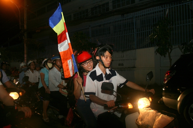 Chùm ảnh diễu hành xe hoa Phật đản: Phật đi vào đời