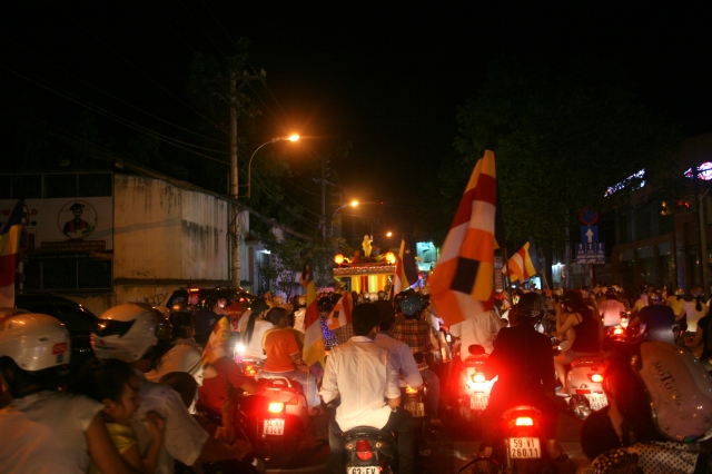 Chùm ảnh diễu hành xe hoa Phật đản: Phật đi vào đời