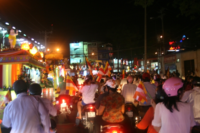 Chùm ảnh diễu hành xe hoa Phật đản: Phật đi vào đời