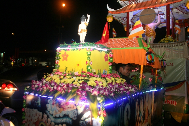 Chùm ảnh diễu hành xe hoa Phật đản: Phật đi vào đời