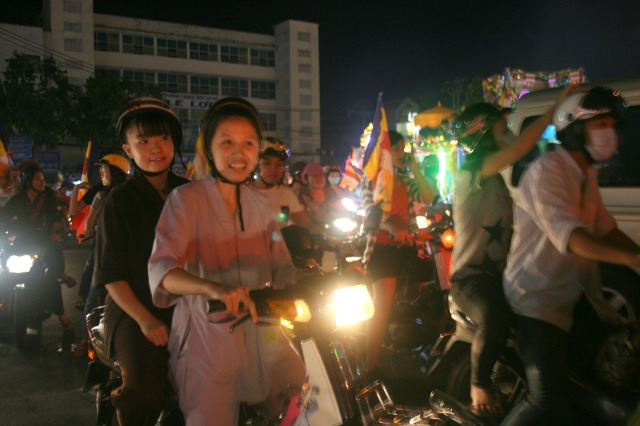 Chùm ảnh diễu hành xe hoa Phật đản: Phật đi vào đời