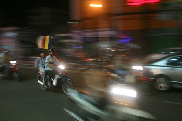 Chùm ảnh diễu hành xe hoa Phật đản: Phật đi vào đời