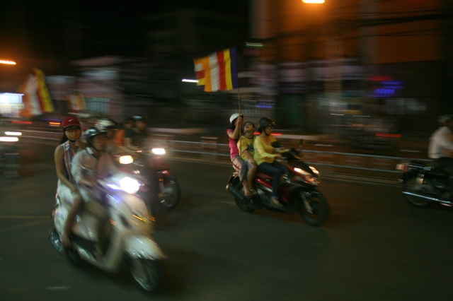 Chùm ảnh diễu hành xe hoa Phật đản: Phật đi vào đời