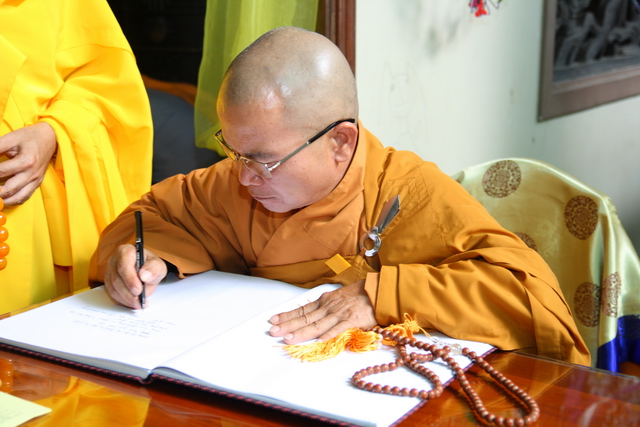 Chùm ảnh: Các đoàn viếng tang lễ HT. Thích Minh Châu - Chiều 07/09/2012 - Phần 2