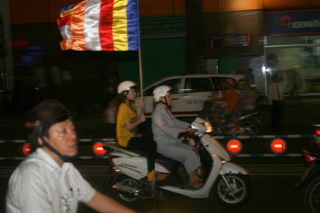 Chùm ảnh diễu hành xe hoa Phật đản: Phật đi vào đời