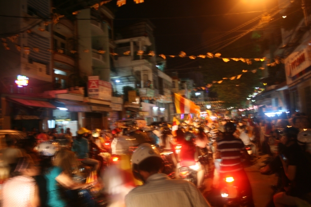 Chùm ảnh diễu hành xe hoa Phật đản: Phật đi vào đời