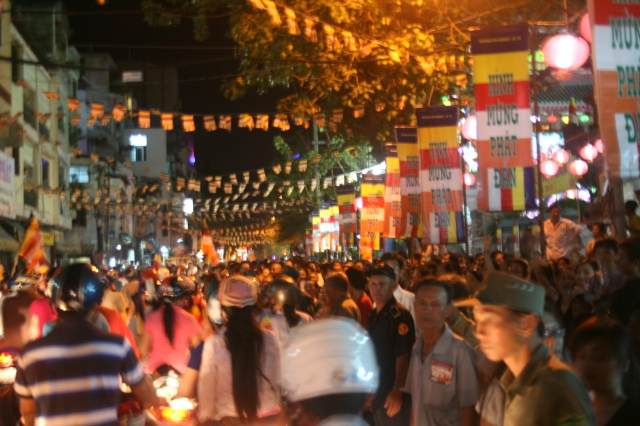 Chùm ảnh diễu hành xe hoa Phật đản: Phật đi vào đời