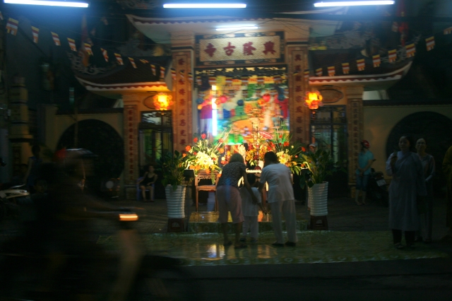 Chùm ảnh diễu hành xe hoa Phật đản: Phật đi vào đời