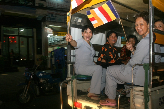 Chùm ảnh diễu hành xe hoa Phật đản: Phật đi vào đời