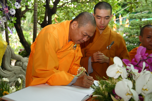 Chùm ảnh: Các đoàn viếng tang lễ HT. Thích Minh Châu - Chiều 07/09/2012 - Phần 2