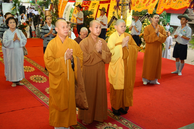 Chùm ảnh: Các đoàn viếng tang lễ HT. Thích Minh Châu - Chiều 07/09/2012 - Phần 2