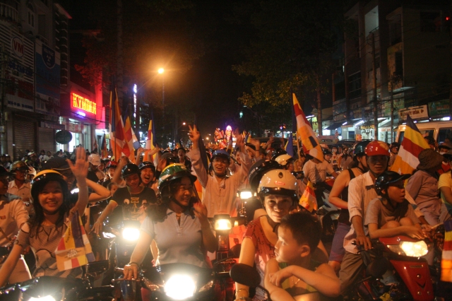 Chùm ảnh diễu hành xe hoa Phật đản: Phật đi vào đời