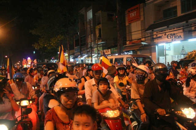 Chùm ảnh diễu hành xe hoa Phật đản: Phật đi vào đời