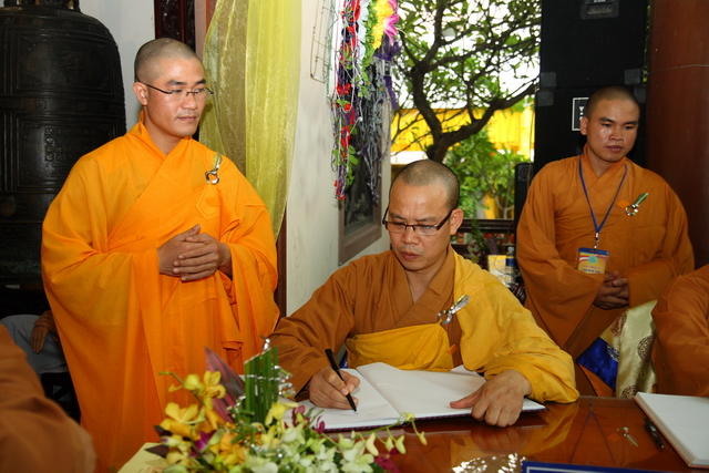 Chùm ảnh: Các đoàn viếng tang lễ HT. Thích Minh Châu - Chiều 07/09/2012 - Phần 2