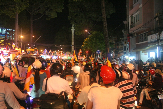 Chùm ảnh diễu hành xe hoa Phật đản: Phật đi vào đời