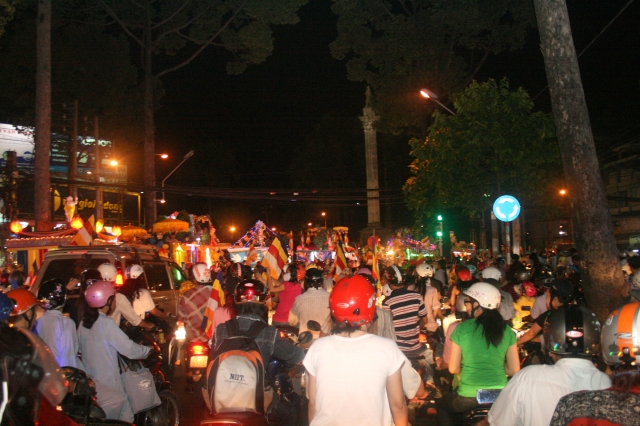 Chùm ảnh diễu hành xe hoa Phật đản: Phật đi vào đời